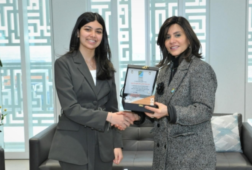 مديرة جامعة الكويت كرّمت الخريجة مريم الرفاعي تقديرا لإنجازاتها العلمية والأكاديمية 1 IMG 6755