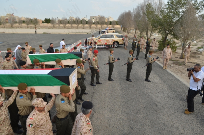 الكويت تودع شهيدي القوة البرية في جنازة مهيبة 1 IMG 6885