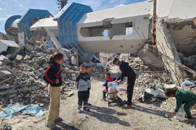 قوات الاحتلال تستهدف فرق إزالة الأنقاض وفتح الطرق في رفح 1 IMG 6956