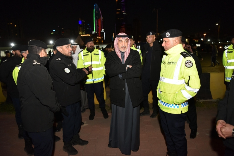 اليوسف خلال تفقده النقطة الأمنية بشارع الخليج: شكراً لرجال الداخلية 1 IMG 6995