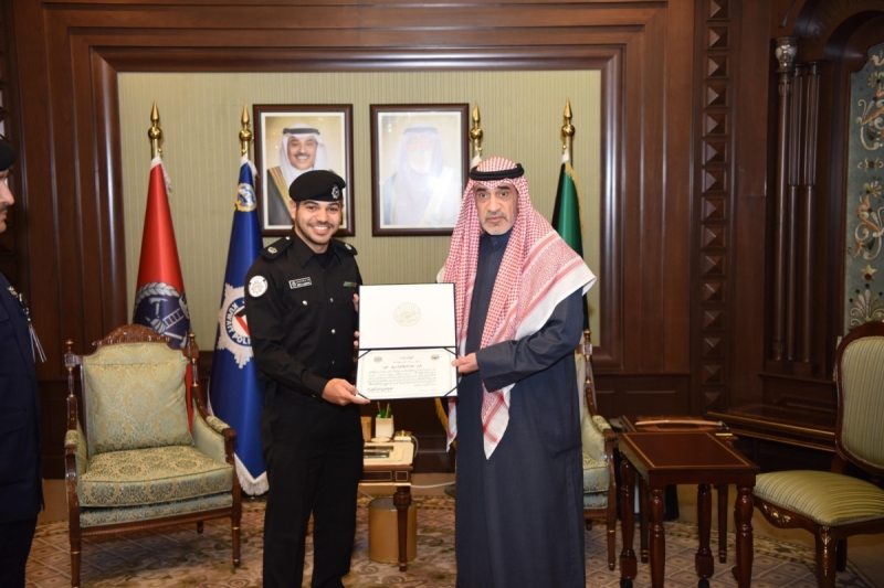 اليوسف يكرّم الرائد فواز الرويلي تقديرًا لجهوده في أمن المطار 1 IMG 7415