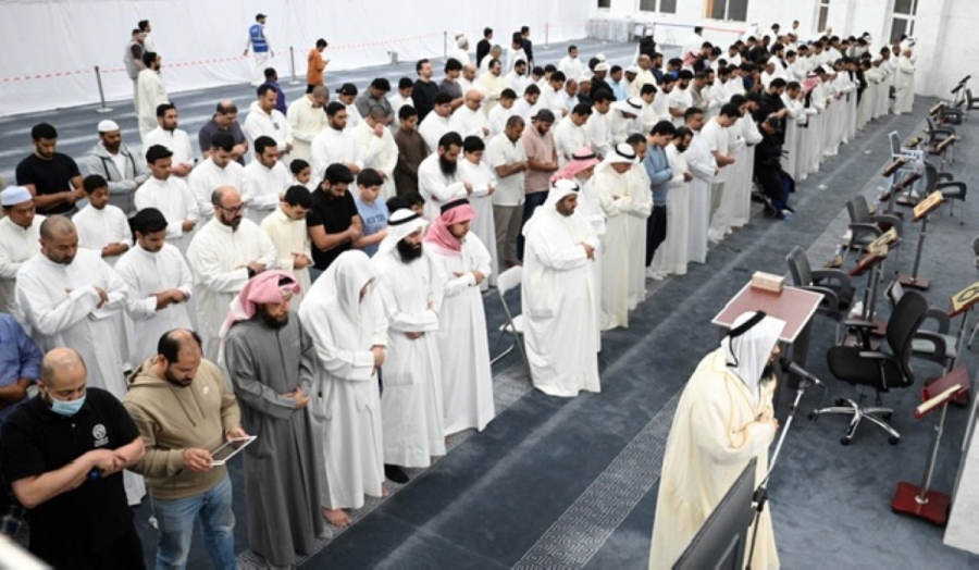 المتهجدون يواصلون قيامهم في ليلة 28.. رجاءً لخير الليالي 1 IMG 8042