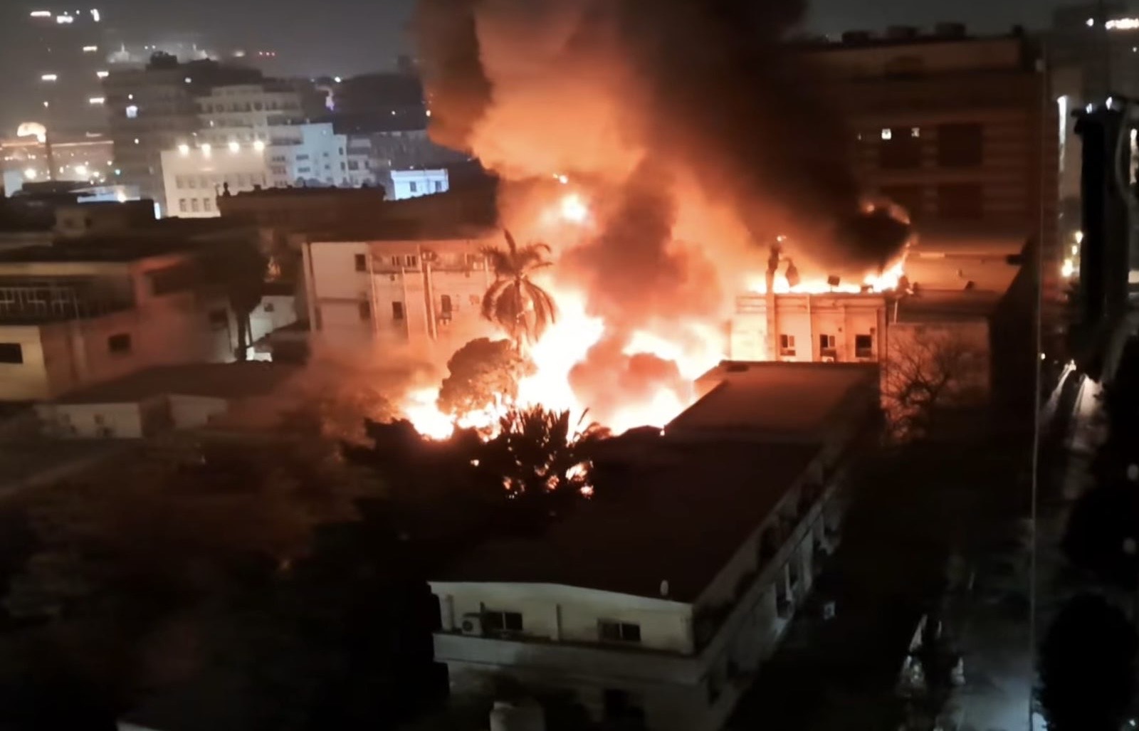 جحيم في قلب القاهرة.. النيران تلتهم “المعامل المركزية” وسط البلد 1 f78e76e9 90e8 40ec a56f e48c2078ce1b