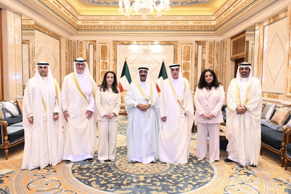 سمو الأمير يستقبل وزير التجارة ورئيس وأعضاء مجلس مفوضي هيئة أسواق المال 1 تنزيل 45 1