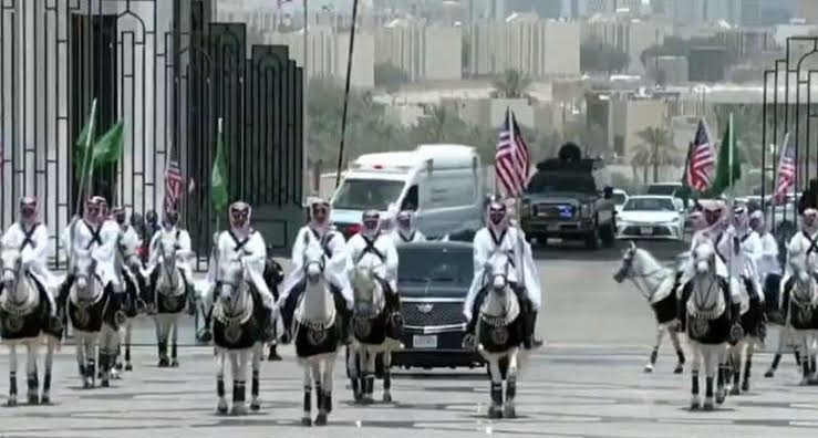 بمشهد مهيب.. الخيول العربية ترافق موكب ترامب في قصر اليمامة 1 IMG 8673