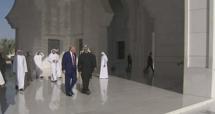 ترامب وولي عهد أبوظبي يتجولان في مسجد الشيخ زايد ضمن زيارة رسمية 1 IMG 8833
