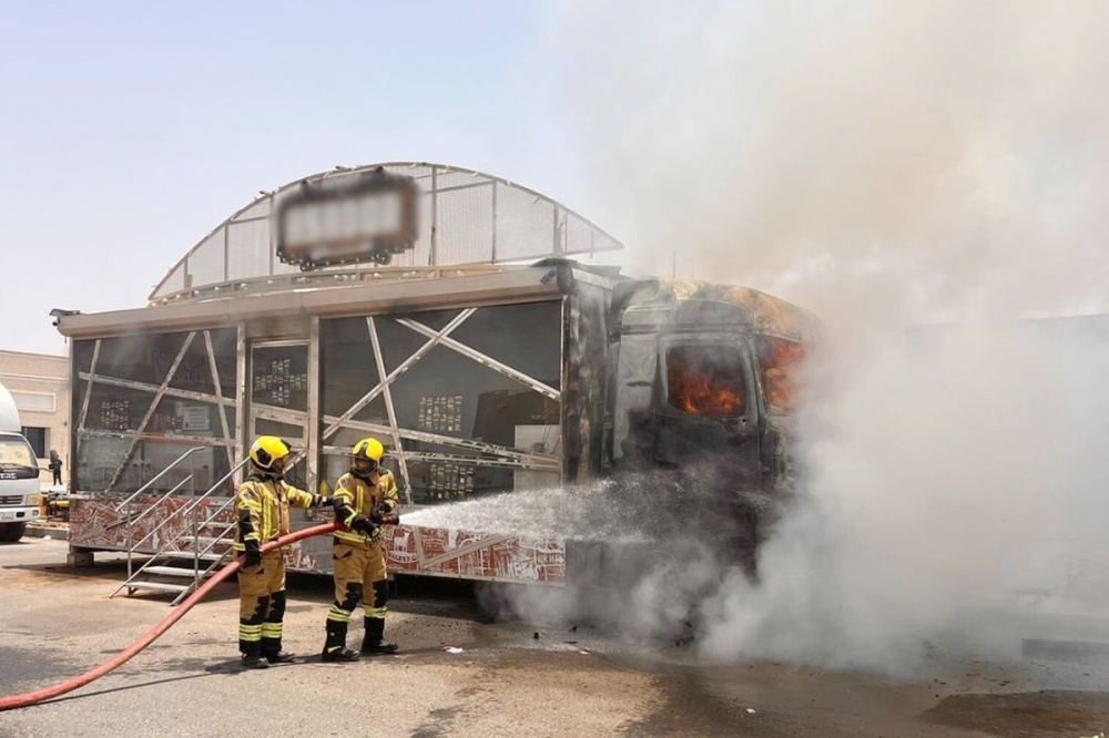 السيطرة على حريق اندلع في 4 مركبات «فود تراك» بمنطقة المطلاع 1 IMG 0582